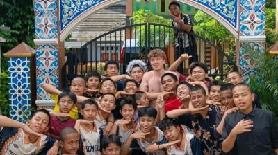 Pemain Timnas Indonesia, Ole Romeny, mengunjungi Yayasan Bait Al-Qur’an Mulia di Ciputat