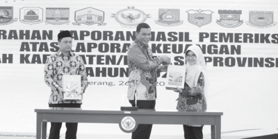 Bupati Serang Ratu Rachmatuzakiyah dalam kegiatan Penyerahan Laporan Hasil Pemeriksaan atas Laporan Keuangan Pemerintah Daerah (LKPD) Tahun 2025 di Aula Kantor BPK RI Perwakilan Provinsi Banten, Palima, Kota Serang, pada Selasa (26/5). HUMAS PEMKAB SERANG
