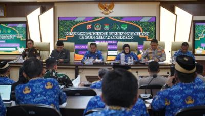 Suasana Rapat Koordinasi (Rakor) yang digelar Pemerintah Kabupaten (Pemkab) Tangerang bersama Forum Koordinasi Pimpinan Daerah (Forkopimda), memastikan kesiapan wilayah menjelang Hari Raya Idul Adha. Acara berlangsung di Ruang Rapat Wareng, Gedung Bupati Tangerang, Senin (18/5).