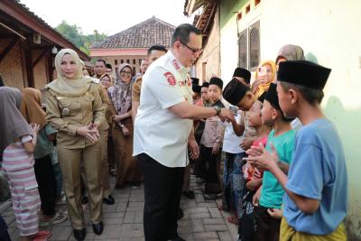 Wali Kota Serang, Budi Rustandi menyalami santri di Pondok Pesantren Daarul Ikhsan, yang berlokasi di Link Cisangku, Kelurahan Curug Manis, Kecamatan Curug, Senin (18/5/2026).(Istimewa)