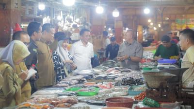 Pengawasan peredaran bahan pangan menjelang Hari Raya Idul Adha 1447 Hijriah di Pasar Serpong. (Dok. Humas Pemkot Tangsel)