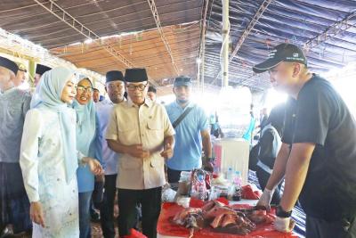 Suasana pemotongan hewan kurban dalam rangka Hari Raya Idul Adha 1447 Hijriyah di areal Pondok Pesantren (Ponpes) Bai Mahdi Soleh Ma’mun, Desa Sindangheula, Kecamatan Pabuaran, pada Kamis (28/5). HUMAS PEMKAB SERANG