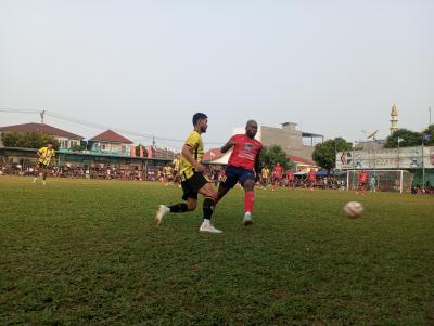 Legiun asing HBB Boy, Vincen coba meredam laju gelandang Tusuk Sate FC, Pagie pada laga Selasa (02/06/2026).(tangselpos.id).
