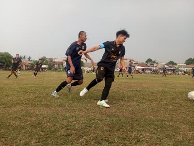 Penyerang RBT, Jafar (kiri) sukses mencetak gol tunggal kelolosan RBT ke babak 32 besar dari laga lawan Ireta Santri FC pada Senin (22/06/2026).(tangselpos.id).