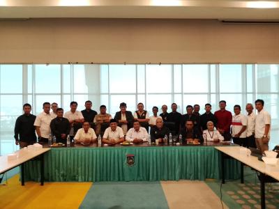 CDM Meeting - Nampak jajaran pengurus KONI Kota / Kabupaten Se Provinsi Banten bersama Ketua Harian Porprov VII Banten serta Sekretaris Umum Koni Banten saat menggelar Chef de Mission Meeting pertama untuk langkah awal dalam menyusun Tahapan Porprov VII. Foto ; Ist
