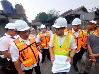 Wakil Wali Kota Tangsel Pilar Saga Ichsan meninjau lokasi bersama jajaran Dinas Perumahan, Kawasan Permukiman dan Pertanahan (Disperkimta), Rabu (8/7). (tangselpos.id/rmn)