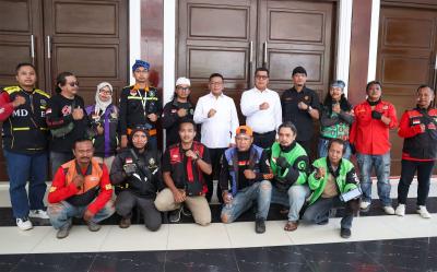 Gubernur Andra Soni dan perwakilan Ojol. Foto : Ist