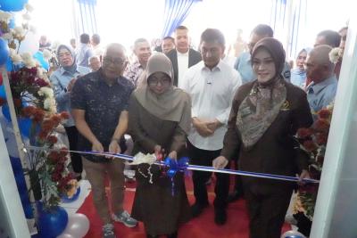 Bupati Pandeglang, Raden Dewi Setiani didampingi Komisaris Utama BPR ABS, Irna Narulita menggunting pita peresmian kantor pusat BPR ABS di Jalan Raya Serang-Pandeglang KM 3, Kelurahan Cigadung, Kecamatan Karangtanjung, Sabtu (18/7/2026).(Istimewa)