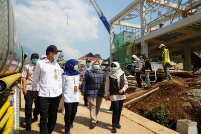 Bupati Pandeglang, Raden Dewi Setiani saat meninjau pembangunan Sekolah Rakyat, Kecamatan Cadasari, Jumat (10/7/2026).(Istimewa)