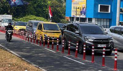 ARUS LALULINTAS - Suasana pemasangan Stick Cone di Rawa Buntu, Serpong yang tuai sorotan banyak pihak.
