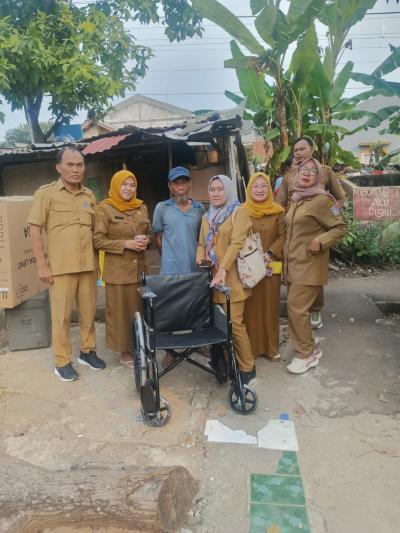 Dinsos Tangsel menyalurkan berbagai alat bantu bagi penyandang disabilitas dan lanjut usia (lansia). (Ist)