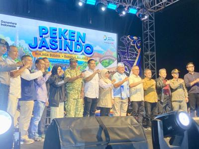 Direktur Operasional PT Asuransi Jasindo, Ocke Kurniandi, bersama Bupati Dewi, Waka I DPRD Pandeglang dan para pejabat lainnya mengepalkan tangan yang menandakan simbol Pandeglang Petarung, saat foto bersama di panggung utama Peken Jasindo di Alun-alun Pandeglang, Sabtu (25/7) malam. (NIPAL SUTIANA/TANGSEL POS)
