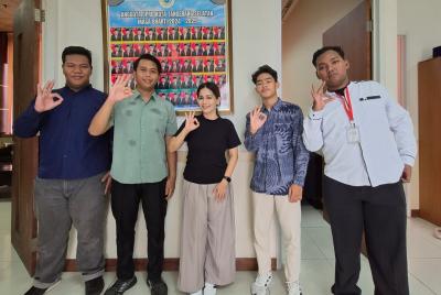 TERIMA KUNJUNGAN - Ketua Komisi I DPRD Kota Tangsel Ledy MP Butar Butar terima kunjungan dari berbagai elemen anak muda.