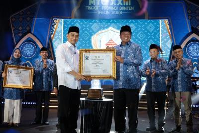 Trofi Juara Umum MTQ 23 diserahkan langsung oleh Wakil Gubernur Banten, Achmad Dimyati Natakusumah, kepada Bupati Tangerang, Moch. Maesyal Rasyid. Foto : Ist