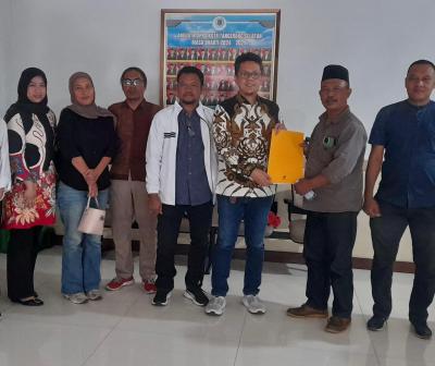 RDP - Komisi II DPRD Kota Tangsel menggelar Rapat Dengar Pendapat (RDP) bersama perwakilan orang tua murid SDN Pakulonan 02, Kelurahan Pakulonan, Kecamatan Serpong Utara, Kamis (23/7).