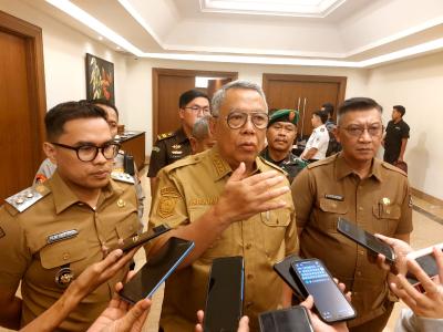 KEKERINGAN. Wali Kota Tangsel, Benyamin Davnie saat memaparkan rencananya membangun sumur dalam di sejumlah titik rawan kekeringan.
