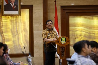 SAMBUTAN: Wali kota Tangerang saat menyampaikan sambutan pada kegiatan sosialisasi PBG dan SLF. ISTIMEWA