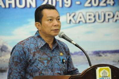SAMBUTAN. Plt Sekda Lebak, Halson Nainggolan, sedang memberikan sambutan, disalah satu acara yang digelar Pemkab Lebak, beberapa waktu lalu. (ISTIMEWA)