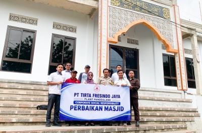 SERAHKAN BANTUAN. Pihak TFJ Plant Pandeglang bersama Kepala Desa Cadasari, dan jajaran lainnya, foto bersama usai menyerahkan bantuan untuk merenovasi Masjid Jami Nurul Wiyyam, di Kampung Gayam RT 01/05, Desa Cadasari, Kabupaten Pandeglang, Kamis (23/7). (ISTIMEWA)