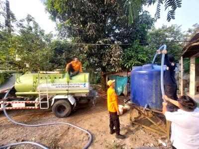 Badan Penanggulangan Bencana Daerah (BPBD) Kota Tangsel menyalurkan bantuan sebanyak 4.000 liter air bersih, Rabu (8/7). (tangselpos.id/rmn)