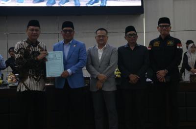Sekretaris Daerah (Sekda) Provinsi Banten, Deden Apriandhi (baju batik) saat menghadiri Rapat Paripurna DPRD Provinsi Banten. Foto : Humas Pemprov