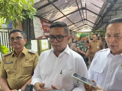 Gubernur Andra Soni (tengah) saat menghadiri kegiatan CKG di Gedung Olahraga Pedurenan, Kecamatan Karang Tengah, Kota Tangerang, Senin (10/8/2026). Foto : Humas Pemprov