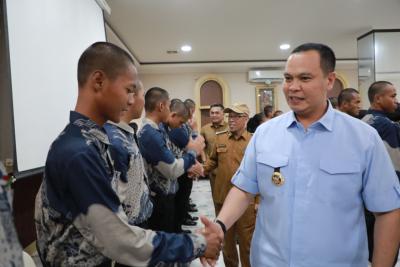 Wali Kota Serang, Budi Rustandi menyalami anggota Paskibraka dalam acara pertemuan di Puspemkot Serang, Selasa (18/6/2026).(Istimewa)