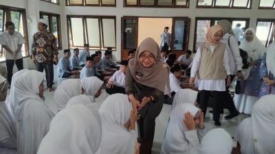 Bupati Pandeglang, Raden Dewi Setiani bersalaman dengan santri di Ponpes Al-Ikhsan Kadomas, Kecamatan Pandeglang, Rabu (12/8/2026).(Istimewa)