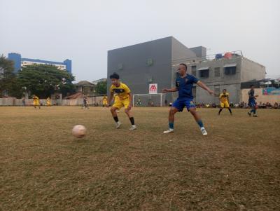 Penyerang Diklat Pakujaya, Redi Rusmawan berusaha mengejar bola saat laga lawan BKS pada Rabu (05/08/2026).(tangselpos.id).