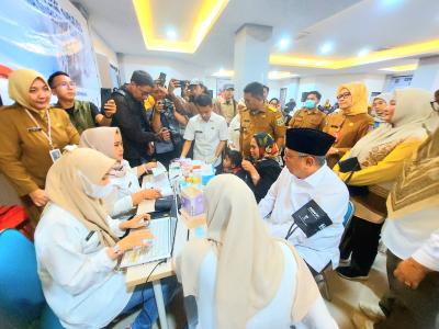 KESEHATAN. Gubernu Banten, Andra Soni bersama Wali Kota Tangsel Benyamin Davnie saat meninjau pelaksanaan Cek Kesehatan Gratis di Youth Center Pamulang