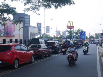 Lalu lintas di kawasan Ciceri, Kota Serang, beberapa waktu lalu. Saat ini Kota Serang menjadi salah satu daerah tujuan investasi di Provinsi Banten.(Ari Supriadi-tangselpos.id)