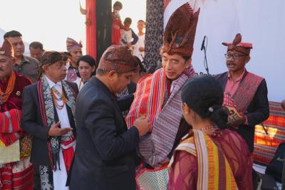 Jokowi menerima gelar kehormatan adat sebagai Raja Timor dalam karnaval budaya yang digelar di Kelurahan Lai Lai Besi Kopan, Kota Kupang, Nusa Tenggara Timur. Foto : Ist