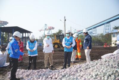 LIMBAH. Tim Bank Indonesia menyerahkan Limbah Racik Uang Kertas (LRUK) yang akan dijadikan bahan bakar alternatif dalam proses co-firing di pembangkit listrik kepada PT PLN Indonesia Power Unit Bisnis Pembangkit (UBP) Banten 1 Suralaya, Senin (24/8). IST