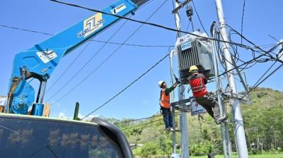 Perbaikan jaringan PLN. Foto : Ist