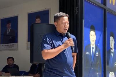 ARAHAN. Sekretaris DPD Partai NasDem Kabupaten Pandeglang, Aip Miftahudin, sedang memberikan arahan pada acara pembukaan E-Sport NasDem Cup 2026 Mobile Legends Kabupaten Pandeglang, di Sekretariat DPD NasDem Kabupaten Pandeglang, Sabtu-Minggu (8-9/8). (ISTIMEWA)
