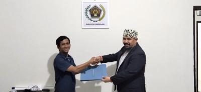 SERAHKAN BERKAS. Ketua Panitia Pelaksana Konferensi PWI Kabupaten Pandeglang, Nipal Sutiana, sedang menyerahkan berkas para Balon Ketua PWI Kabupaten Pandeglang yang mendaftar, ke Sekjen PWI Banten, Selasa (25/8). (DOK. PANITIA KONFERENSI PWI KABUPATEN PANDEGLANG)