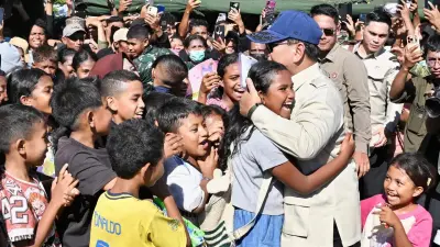 Presiden Prabowo dan anak-anak di pengungsian. Foto : Ist