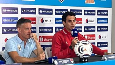Pelatih John Herdman dan kiper Nadio saat konferensi pers. Foto : Ist