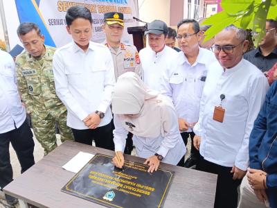 Bupati Pandeglang, Raden Dewi Setiani menandatangani prasasti dalam acara persemian Sekber PWI-SMSI Pandeglang di Kompek Perkantoran Cikupa, Jumat (25/9/2026) sore.(Istimewa)