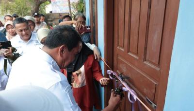 Bupati Tangerang Moch. Maesyal Rasyid meresmikan rumah Siti Rahmawati di Desa Laksana, Kecamatan Pakuhaji. Foto : Humas Kab. Tangerang