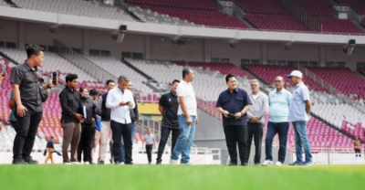 Ketum PSSI Erick Thohir monitoring lapangan yang akan dipakai untuk event FIFA ASEAN Cup 2026. Foto : Ist
