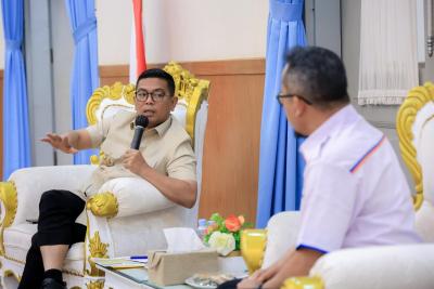 AUDIENSI. Gubernur Banten Andra Soni menerima audiensi dari Dewan Pimpinan Daerah Asosiasi Pengembang Perumahan dan Permukiman Seluruh Indonesia (DPD Apersi) Banten, di Gedung Negara Provinsi Banten, Kota Serang, Selasa (8/9). BIRO ADPIM PEMPROV BANTEN