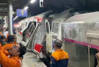 Tabrakan kereta di Stasiun Bekasi Timur. Foto : Ist