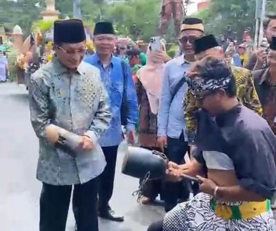 Menag Nasaruddin sedang mencoca permainan debus Banten di pembukaan MTQ XXXI Nasional 2026 di Kota Semarang, Jawa Tengah. Foto : Ist