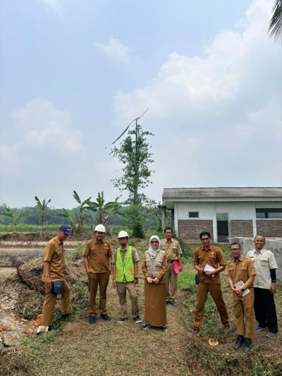 Kepala Bagian Administrasi Pembangunan Setda)Kabupaten Lebak, Wahyu Hidayat melakukan monitoring rehabilitasi UPTD PBATP, di Kecamatan Cipanas, Selasa (29/9/2026).(Istimewa)