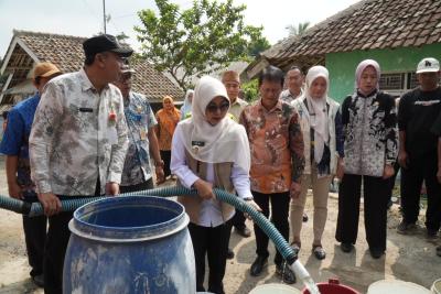 KUCURKAN AIR BERSIH. Bupati Pandeglang Raden Dewi Setiani, didampingi Kepala BPBDPK, Kepala Diskomsantik dan jajaran lainnya, sedang mengucurkan bantuan air bersih kepada warga terdampak musim kemarau di wilayah Kelurahan Juhut, Kecamatan Karangtanjung, beberapa waktu lalu. (DOK. PROKOPIM SETDA PANDEGLANG)