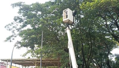 PENERANGAN JALAN. Petugas Dishub Kota Tangsel saat melakukan perbaikan PJU.