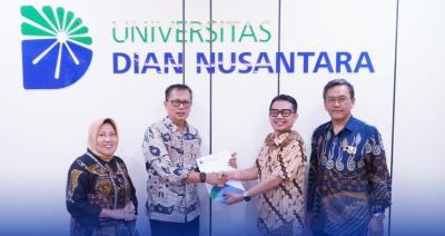 Dr. Rama Kertamukti, M.Sn. - Asesor LAMSPAK (dua kiri) saat menyerahkan Akreditasi Unggul kepada Dr. Novida Irawan, S.I.Kom, M.Si., Kepala Program Studi Ilmu Komunikasi Undira (dua kanan)