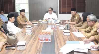 RAKOR. Wabup Lebak Amir Hamzah sedang memimpin Rapat Koordinasi (Rakor) Rembug Pendidikan, bersama para pihak terkait, di Ruang Kerja Wabup Lebak, Selasa (15/9). (DOK. PROKOPIM SETA LEBAK)