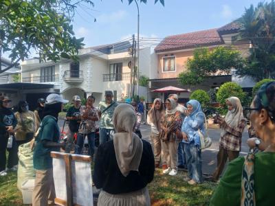 Pelatihan mengompos komunal di Perumahan River Park, Kamis (24/9/2026). Foto : Alifah MG